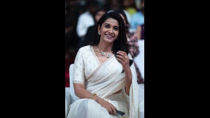 கியூட்டான ஸ்மைல போட்டு சாச்சிட்டாலே..! வெள்ளை நிற சேலையில் தேவதை போல் ஜொலிக்கும் பிரியா பவானி சங்கர்