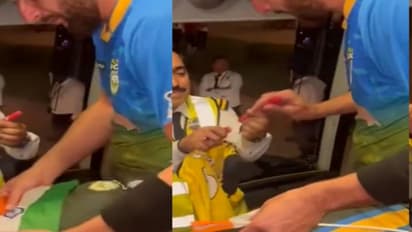 இந்திய தேசியக் கொடியில் ஆட்டோகிராஃப் போட்ட பாகிஸ்தான் முன்னாள் வீரர்; சர்ச்சையை ஏற்படுத்திய வீடியோ!