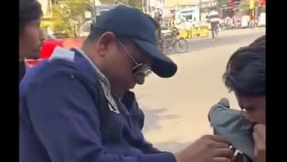 പട്ടത്തിന്റെ നൂലിൽ കുരുങ്ങി പ്രാവ്, കണ്ട ട്രാഫിക് പൊലീസുകാരൻ ചെയ്തത്, കയ്യടിച്ച് സോഷ്യൽ മീഡിയ