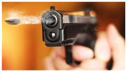 മദ്യക്കടത്തുകാരും പൊലീസും തമ്മിൽ വെടിവെപ്പ്; ഒരാൾ കൊല്ലപ്പെട്ടു