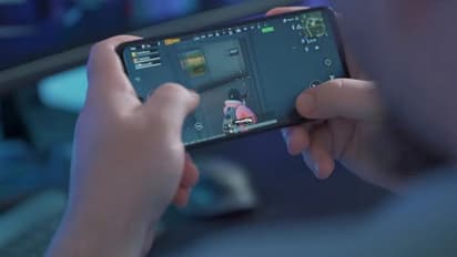 രാത്രി വൈകി ഗെയിം കളിച്ചതിന് കുഞ്ഞിന് അച്ഛൻ നല്‍കിയ ശിക്ഷ; അടി വേണ്ടത് അച്ഛനെന്ന് കമന്‍റുകള്‍