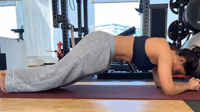 జిమ్ ఫోటో షేర్ చేసిన సమంత.. సిక్స్ ప్యాక్స్ కోసమా ఇంతటి శ్రమా?.. సెలబ్రిటీల కామెంట్లు