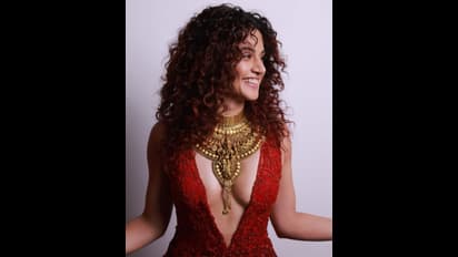 பேஷன் ஷோவுக்கு தங்க நெக்லஸ் போட்டுட்டு வந்தது குத்தமா? நடிகை டாப்ஸியை ரவுண்டு கட்டி விளாசும் நெட்டிசன்கள்