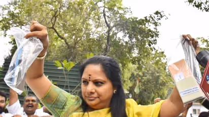 ఢిల్లీ లిక్కర్ స్కాం: వరుసగా రెండో రోజూ ఈడీ విచారణకు కవిత, ఫోన్లను మీడియాకు చూపిన ఎమ్మెల్సీ