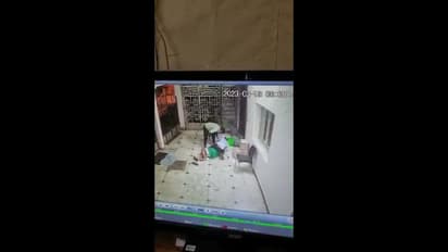 அதிமுக பிரமுகர் மீது கொலைவெறி தாக்குதல், நகை பறிப்பு: சிசிடிவியில் பதிவான பரபரப்பு காட்சி