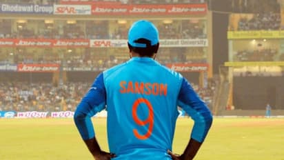 സഞ്ജു ടീമിലുള്ളത് രണ്ട് സീനിയർ താരങ്ങൾക്ക് ഇഷ്ടമല്ല! ചർച്ചയായി ട്വീറ്റ്; പല പേരുകൾ എയറിൽ