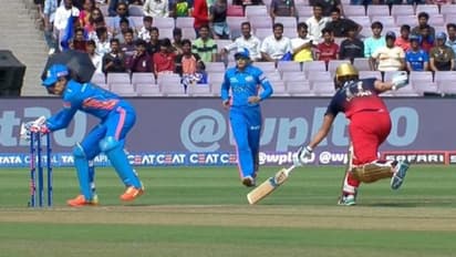 അമേലിയ കേറിന് മൂന്ന് വിക്കറ്റ്! മുംബൈ ഇന്ത്യന്സിനെതിരെ റോയല് ചലഞ്ചേഴ്സ് ബാംഗ്ലൂരിന് ബാറ്റിംഗ് തകര്ച്ച