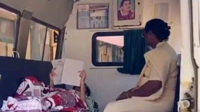 கால் முறிந்தும் ஆம்புலென்சில் 10ஆம் வகுப்பு பொதுத்தேர்வு எழுதிய மாணவி