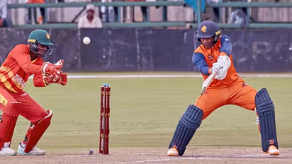 സിംബാബ്വെയെ ഫിനിഷ് ചെയ്ത ഐതിഹാസിക സെഞ്ചുറി; നിഡമനൂരു റെക്കോര്ഡ് ബുക്കില്