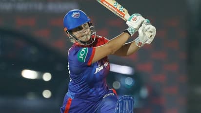 ബൗളിംഗിലും ബാറ്റിംഗിലും കാപ്സി ഹീറോ; യുപിയെ അടിച്ചോടിച്ച് ഡല്ഹി ഫൈനലില്