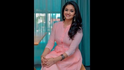 கமுக்கமாக காதலரை அறிமுகம் செய்தாரா கீர்த்தி சுரேஷ்? - காட்டுத்தீ போல் பரவும் போட்டோ