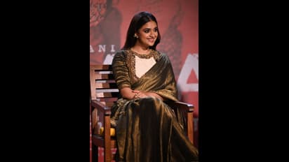 இந்த மனசு யாருக்கு வரும்... தசரா படக்குழுவுக்கு ஒரு கிலோ தங்கத்தை பரிசாக வாரி வழங்கிய கீர்த்தி சுரேஷ்