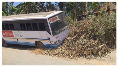 കെഎസ്ആർടിസി ബസിന്റെ ബ്രേക്ക് പോയി; റോഡരികിലേക്ക് ഇടിച്ചിറക്കി ഡ്രൈവര്, ഒഴിവായത് വലിയ അപകടം