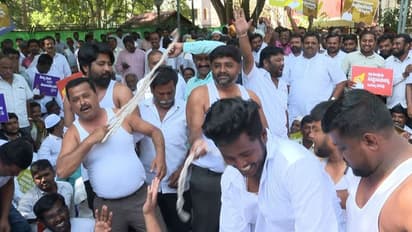 ಸಿದ್ದು ಕೋಲಾರದಿಂದಲೇ ಸ್ಪರ್ಧಿಸಬೇಕೆಂದು ಬಾರುಕೋಲಲ್ಲಿ ಹೊಡೆದುಕೊಂಡು ಧರಣಿ!