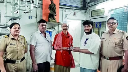 நேர்மைக்கு கிடைத்த பரிசு! ரயில்வே கூலித் தொழிலாளரின் செயலுக்கு குவியும் பாராட்டு!