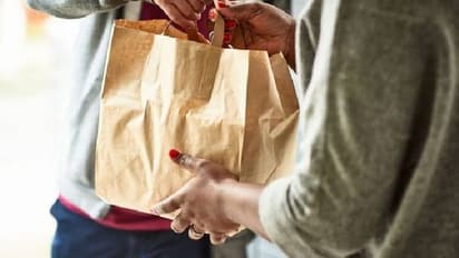 മക്കളുറങ്ങിയ ശേഷം ഭക്ഷണം ഓർഡർ ചെയ്ത് കഴിക്കുന്ന അമ്മ 'മോശം അമ്മ'യാണോ? 