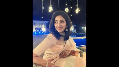 அட நம்ம அஞ்சலிக்கு கல்யாண கலை வந்துடுச்சி! பட்டு புடவையில்... கையில் மருதாணி வைத்து மனதை மயக்கும் நடிகை!