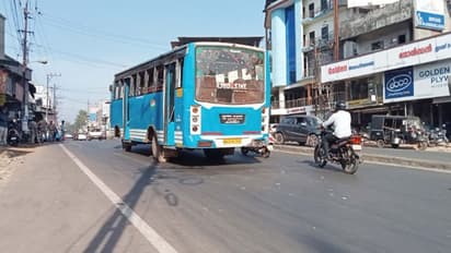 കാറില് ഉരസിയ ബസ് നിര്ത്താതെ പോയി, ബസിന്റെ താക്കോല് ഊരിയെടുത്ത് യുവാവ് മുങ്ങി; ദേശീയപാത ബ്ലോക്ക്