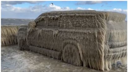 കുറഞ്ഞ താപനിലയും കാറ്റും ന്യൂയോര്ക്കിലെ ഈറി തടാകത്തിന് സമീപം തീര്ത്ത കരവിരുത്!