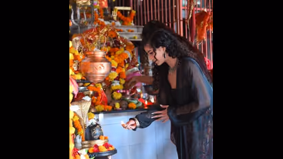 ನೀನೇ ನಮ್ ದೇವತೆ ನಿನಗ್ಯಾಕೆ ದೇವ್ರು; ಗುರುತೇ ಸಿಗದ ಸ್ಥಿತಿಯಲ್ಲಿ ನೀಲಿ ತಾರೆ ಪೂನಂ ಪಾಂಡೆ 