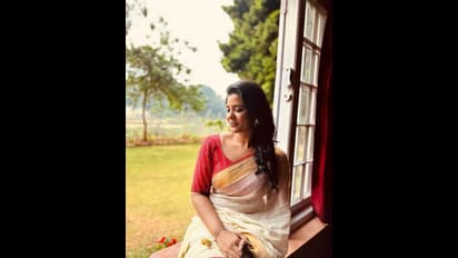 சைடு போஸில் சாச்சிட்டாலே.. கேரள புடவையில்... சும்மா கும்முனு போஸ் கொடுத்து கிக் ஏற்றிய ஐஸ்வர்யா ராஜேஷ்! 