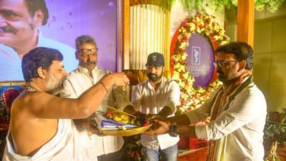 ஜான்வி கபூர் - ஜூனியர் NTR நடிக்கும் படத்தை கிளாப் அடித்து துவங்கி வைத்த ராஜமௌலி! வைரலாகும் போட்டோஸ்! 