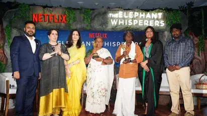 கையில் ஆஸ்கர் விருதை ஏந்திய பொம்மன் - பெல்லி..! மெய் சிலிர்த்த தருணங்களின் புகைப்படங்கள் இதோ..!