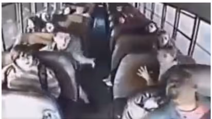 Viral Video: ബസ് ഓടിക്കുന്നതിനിടെ ഡ്രൈവര്ക്ക് ഹൃദയാഘാതം; 13 വയസുകാരന്റെ ഇടപെടലില് നിരവധി ജീവന് രക്ഷിച്ചു