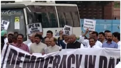 രാഹുലിനെതിരായ കോടതിവിധിയിൽ പ്രതിഷേധം; എംപിമാരെ അറസ്റ്റ് ചെയ്ത് നീക്കി