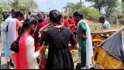 పరీక్షరాసి వెళుతుండగా ఆటో బోల్తా... వేములవాడలో ఇంటర్ విద్యార్థినులకు గాయాలు (వీడియో)