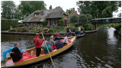 റോഡും വാഹനവും ഇല്ല, ജനസംഖ്യ 3000 ത്തിൽ താഴെയും; നെതർലാന്‍റിലെ ഈ അതിമനോഹര ഗ്രാമം ഒന്ന് കാണേണ്ടതാണ് 