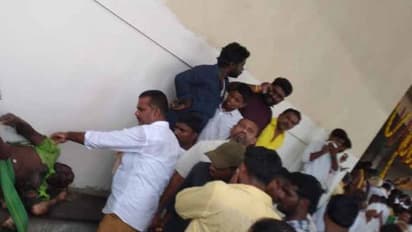 టపాసులు పేల్చిన కోటంరెడ్డి అనుచరులు: నిప్పు రవ్వలు పడి ముగ్గురికి గాయాలు