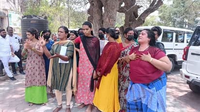 ஆடைகளை இழுத்து துன்புறுத்தல்; காவலர்களை கண்டித்து திருநங்கைகள் ஒப்பாரி வைத்து போராட்டம்