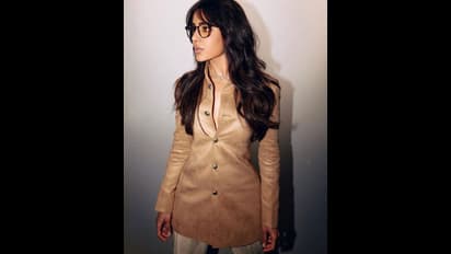 அல்ட்ரா மாடர்ன் உடையில்... பட்டனை கழட்டி விட்டு ஹாலிவுட் ஹீரோயின் போல் போஸ் கொடுத்த சமந்தா!  வேற லெவல் போட்டோஸ