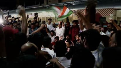 രാഹുലിനെ അയോഗ്യനാക്കിയതിൽ പ്രതിഷേധം, കോഴിക്കോട് വൻ സംഘർഷം, പൊലീസുമായി ഏറ്റുമുട്ടി പ്രവർത്തകർ