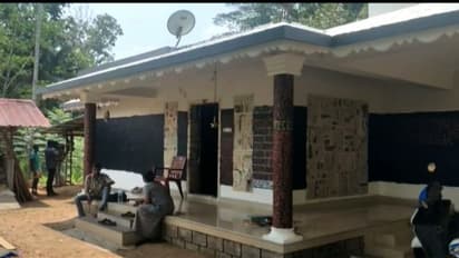 വെട്ടൂരിൽ രണ്ട് വീടുകളിൽ മോഷണം, ഉടമ കിടന്നിരുന്ന മുറിയില് നിന്ന് പണവും സ്വർണവും കാണാതായി