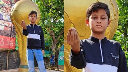 പിതാവ് കോണ്ക്രീറ്റില് ഏഴ് അടി ഉയരത്തില് ലോക കപ്പ് മാതൃക ഉണ്ടാക്കി, മകന് കുഞ്ഞന് ലോകകപ്പും