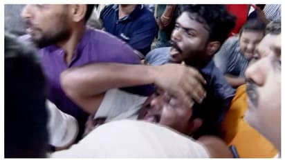 രാഹുൽ ഗാന്ധിയെ അയോഗ്യനാക്കിയതിൽ പ്രതിഷേധം: കോഴിക്കോട് റെയിൽവേ സ്റ്റേഷൻ മാർച്ചിൽ മുന്നൂറു പേർക്കെതിരെ കേസ്