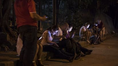 അകറ്റി നിര്ത്തണം; കൗമാരക്കാരുടെ സാമൂഹിക മാധ്യമ ഉപയോഗത്തിന് കടിഞ്ഞാണിടാന് നിയമനിര്മ്മാണം