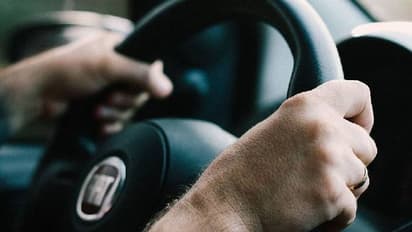 കാമുകിയെ സഹായിക്കാൻ അമിതവേഗത്തിൽ വാഹനമോടിച്ചു, യുവാവിന്റെ ലൈസൻസ് റദ്ദാക്കി ജയിലിൽ അടച്ച് പൊലീസ്