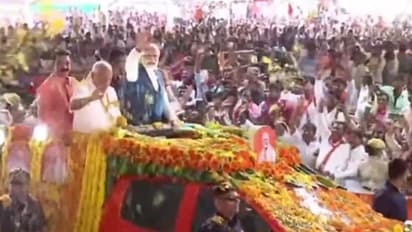 ಜನರ ಮಧ್ಯದಿಂದಲೇ ರೋಡ್ ಶೋ ಮೂಲಕ  ವಿಜಯ ಸಂಕಲ್ಪ ವೇದಿಕೆಗೆ ಆಗಮಿಸಿದ ಪ್ರಧಾನಿ ಮೋದಿ! 