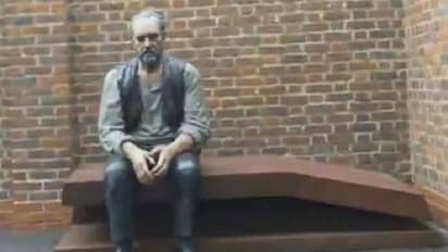 റെയിൽവേ സ്റ്റേഷനിൽ വയ്യാത്ത ആളെ കണ്ട് സഹായം അഭ്യർത്ഥിച്ച് യുവതി, സത്യമറിഞ്ഞപ്പോൾ...