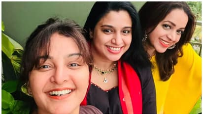 കുടുംബം പോലെ സുഹൃത്തുക്കള്; സന്തോഷം പങ്കുവച്ച് മഞ്ജു വാര്യർ; വൈറലായി ചിത്രം