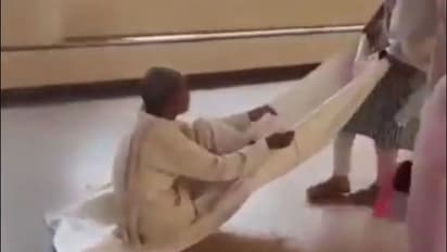 ആശുപത്രിയിൽ സ്ട്രെച്ചറില്ല, കാലൊടിഞ്ഞ വൃദ്ധനെ  പുറത്തെത്തിച്ചത് തുണിയിലിരുത്തി വലിച്ചിഴച്ച് 