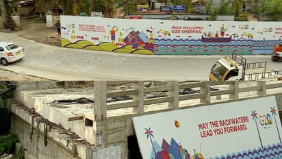 'വിദേശ പ്രതിനിധികൾ കണ്ടാൽ നാണക്കേടല്ലേ..', കോട്ടയത്തെ വര്‍ഷങ്ങളായി പണിനിലച്ച പാലം മറയ്ക്കാൻ ബോര്‍ഡുകൾ 