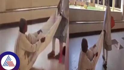  ಸರ್ಕಾರಿ ಆಸ್ಪತ್ರೆಯಲ್ಲಿ ಸ್ಟ್ರೆಚರೇ ಇಲ್ಲ, ಕಾಲು ಮುರಿದ ವೃದ್ಧನನ್ನು ಬೆಡ್‌ ಶೀಟ್‌ಲ್ಲಿ ಕುಳ್ಳಿರಿಸಿ ಎಳೆದೊಯ್ದ ಮಹಿಳೆ!