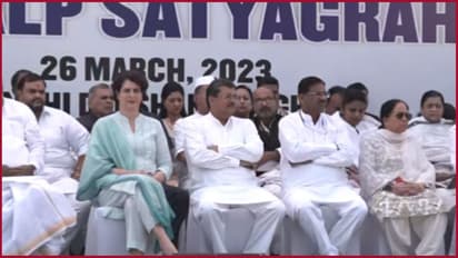 டெல்லியில் தடையை மீறி காங். சத்தியாகிரகப் போராட்டம்: கார்கே, பிரியங்கா பங்கேற்பு