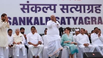 రాజ్ఘాట్ వద్ద కాంగ్రెస్ సత్యాగ్రహ దీక్ష ప్రారంభం.. పోలీసులు అనుమతి లేకున్నా కొనసాగుతున్న దీక్ష..