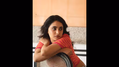 கிழிந்த பேன்டில்... துளியும் மேக்கப் போடாமல் அழகில் மயக்கும் பிரியங்கா மோகன்! கியூட் போட்டோ ஷூட்!