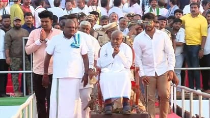 ಟ್ರ್ಯಾಲಿ ಕುರ್ಚಿಯಲ್ಲಿ ದೇವೇಗೌಡ ರ್ಯಾಲಿ: ಜೆಡಿಎಸ್‌ಗೆ ಬಹುಮತ ಕೊಡಿಯೆಂದ ಮಾಜಿ ಪ್ರಧಾನಿ